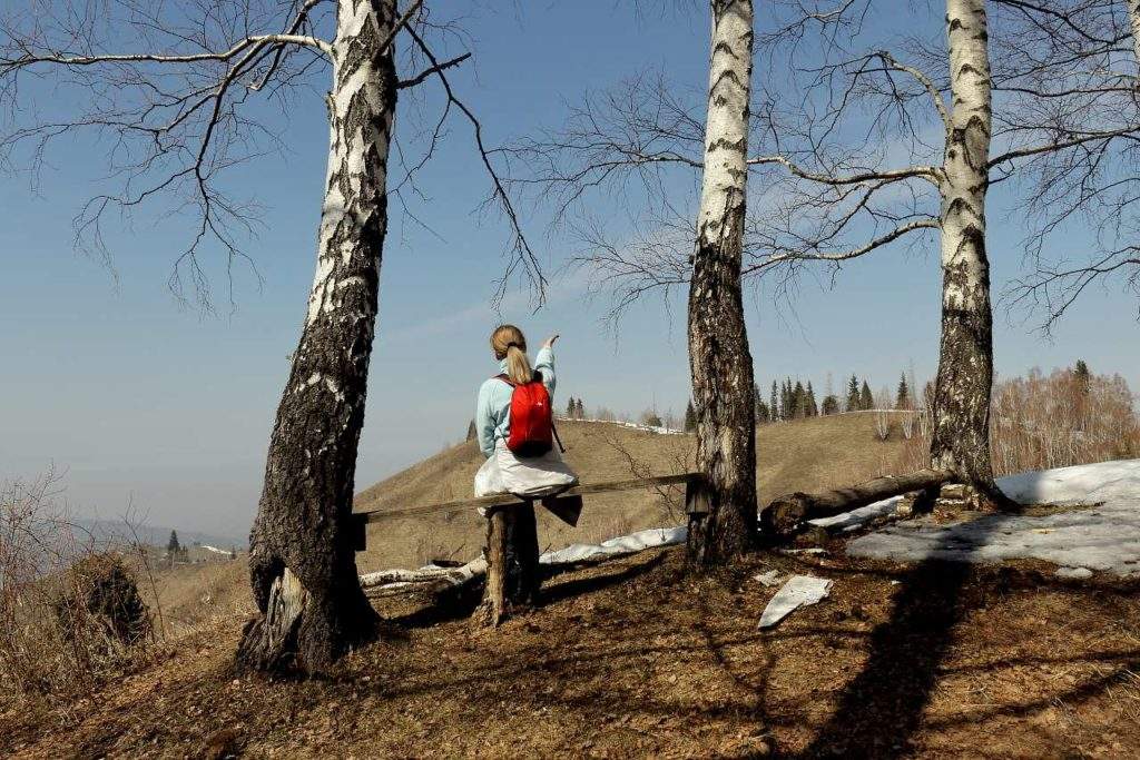 Туристка на скамейке в горах